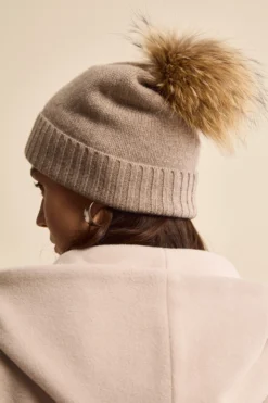 Berretto in Cashmere con Pompon - SABBIA