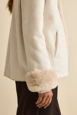 Cappotto Corto in Eco-Montone - MANDORLA