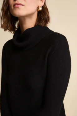 Maglia con Spacchi in Lana Merino - NERO