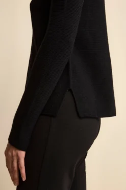 Maglia con Spacchi in Lana Merino - NERO