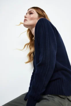 Maglia in lana e cashmere con scollo a barca - BLU