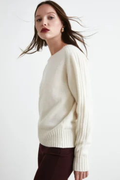 Maglia in lana e cashmere con scollo a barca - LATTE