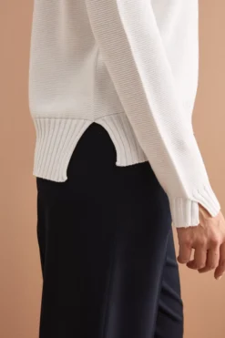 Maglia Scollo a V con Dettagli a Costine - BIANCO