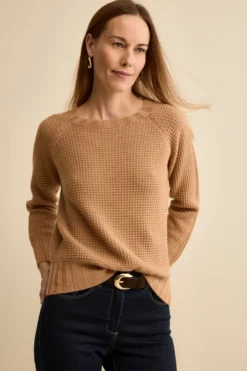 Maglia Scollo Barchetta in Lana Merino Lavorata - CAMMELLO