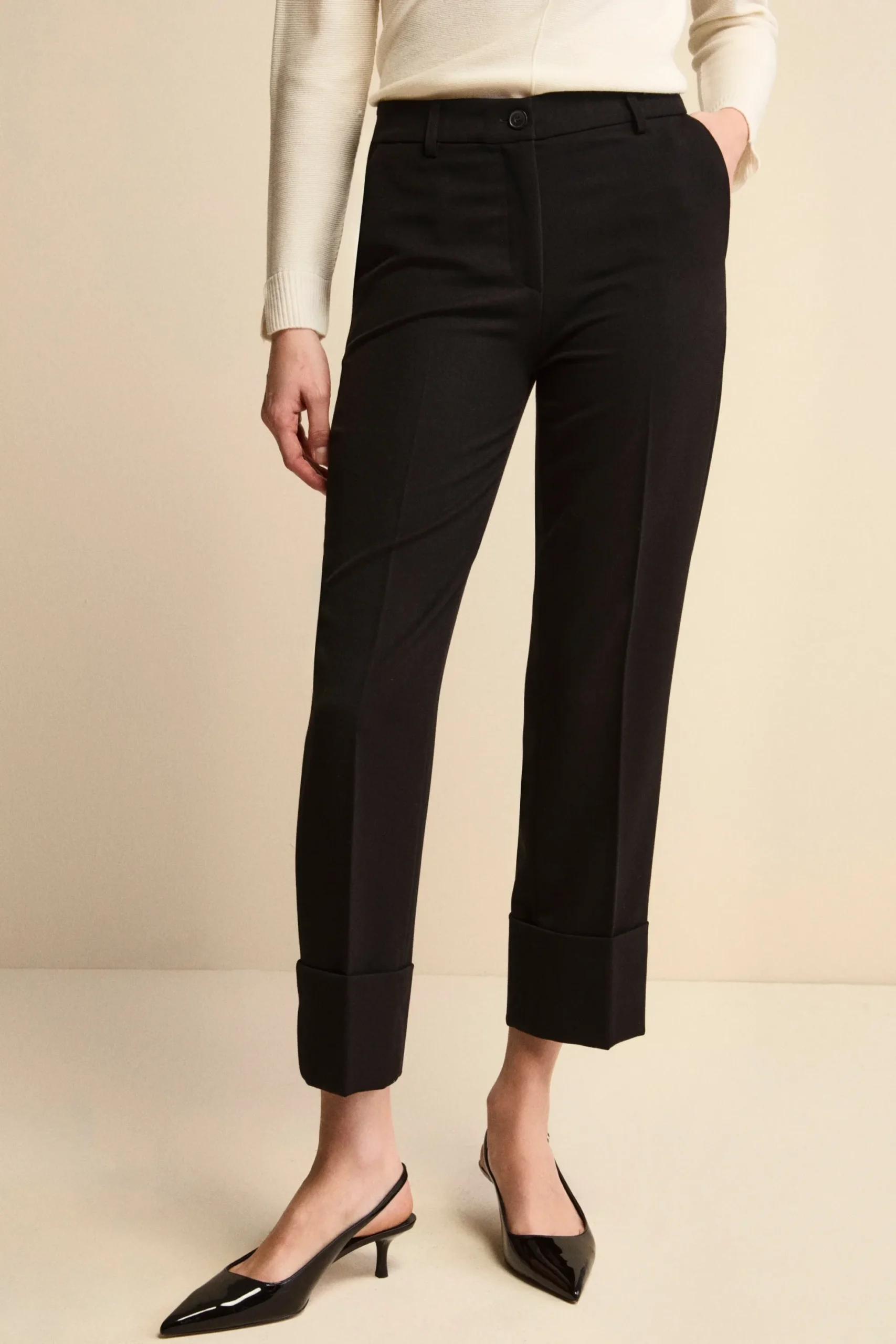 Pantalone a Sigaretta con Pieghe e Risvolto - NERO