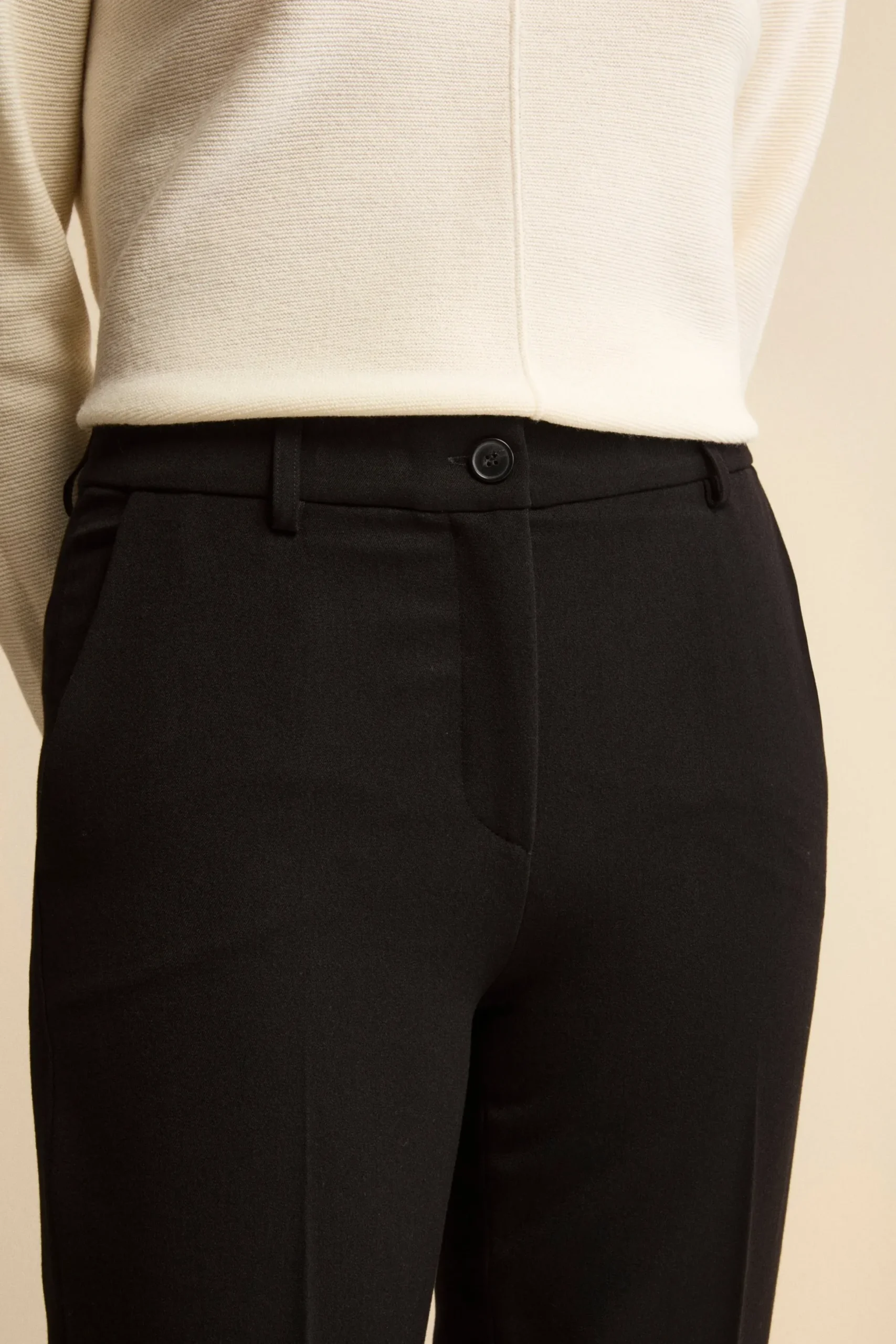 Pantalone a Sigaretta con Pieghe e Risvolto - NERO