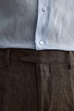 Pantalone Slim Fit in Lino con Pieghe - MARRONE
