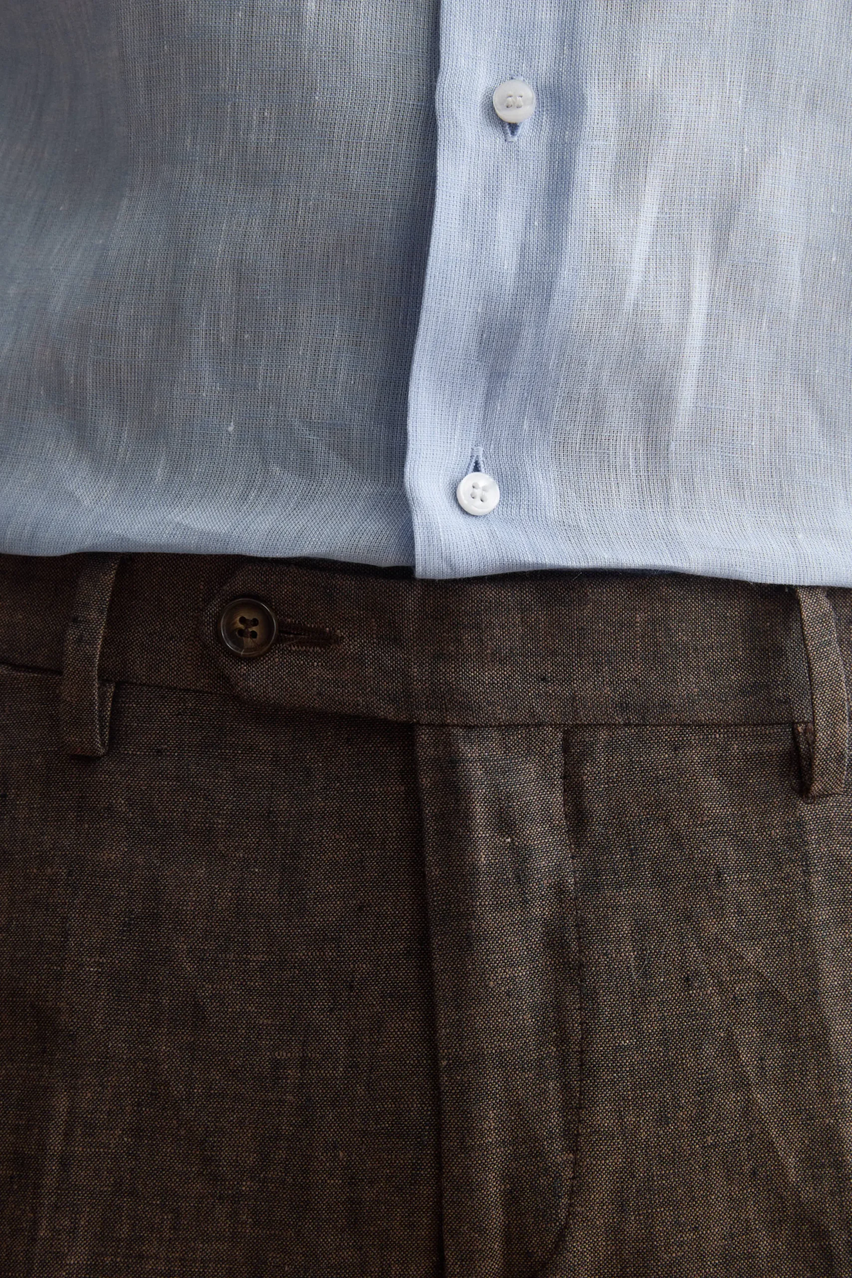 Pantalone Slim Fit in Lino con Pieghe - MARRONE