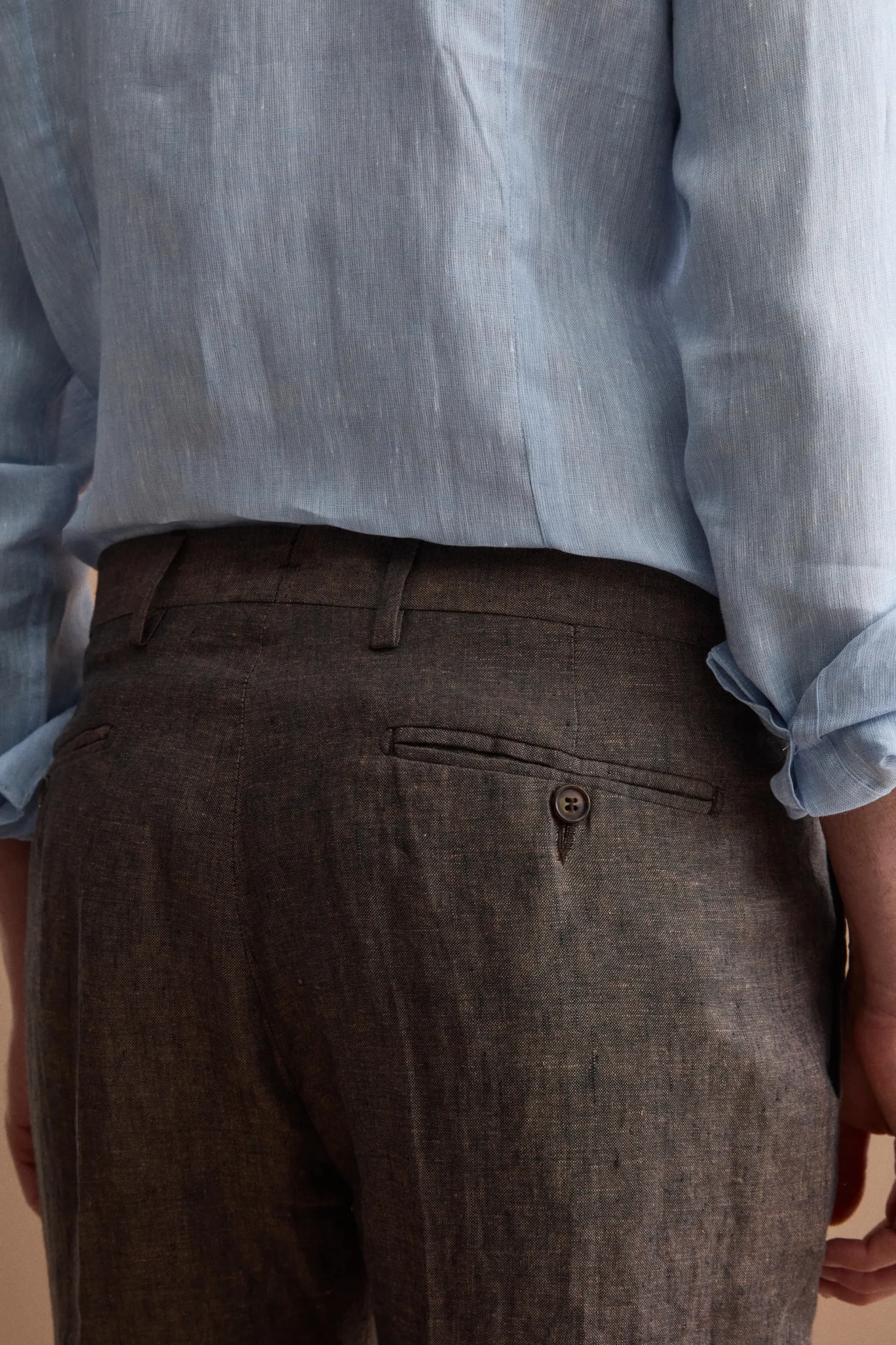 Pantalone Slim Fit in Lino con Pieghe - MARRONE