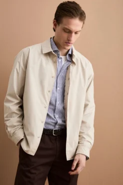 Trench Corto Foderato con Collo a Camicia - LATTE