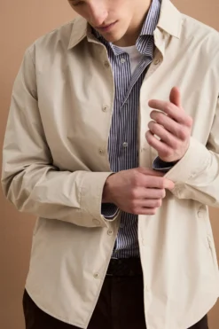 Trench Corto Foderato con Collo a Camicia - LATTE